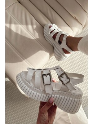 Movina Rugan Toka Detaylı Kalın Taban Kadın Sandalet Beyaz