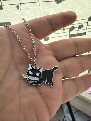 Bıçaklı Sürünme Pozlu Kara Kedi Desen Unisex Kolye – Gotik ve Asi Ruhun Simgesi