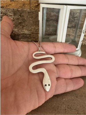 Yılan Desen Unisex Kolye – Metal  Zincirli, Bilgelik ve Dönüşüm Temalı Tasarım