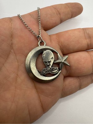 Ay Yıldız ve Atatürk Silüeti Desen Kolye – Gümüş Renk Unisex Metal Takı