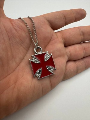 Kırmızı Kare Detaylı Haç Desen Unisex Kolye – Metal  Zincirli, Gotik & Vintage Metal Takı