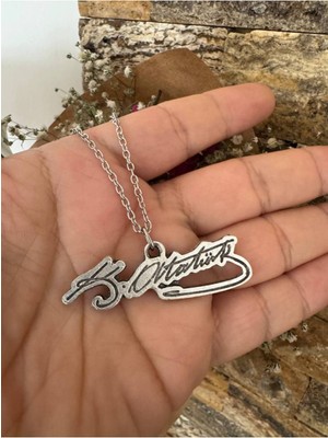 Atatürk Imza Desen Kolye – Gümüş Renk Unisex Metal Takı