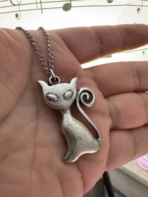 Zarif Kedi Desen Metal Kolye – Şıklığın ve Sevginin Sembolü