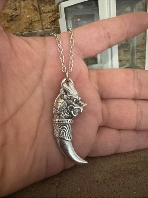 Ejderha Dişi Desen Unisex Kolye – Metal  Zincirli, Güç ve Efsanevi Koruma Sembolü