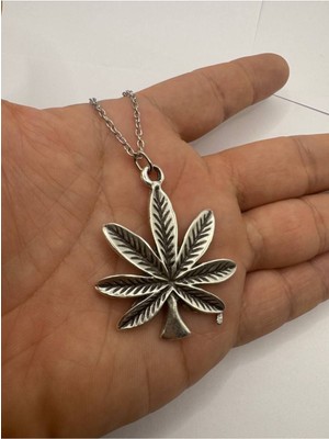 Marijuana Yaprak Desen Gümüş Renk Unisex Metal Kolye – Özgür Ruh ve Alternatif Tarz