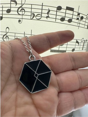 Siyah Exo Logo Kolye – Metal  Zincirli Unisex K-Pop Takı | Özel Tasarım