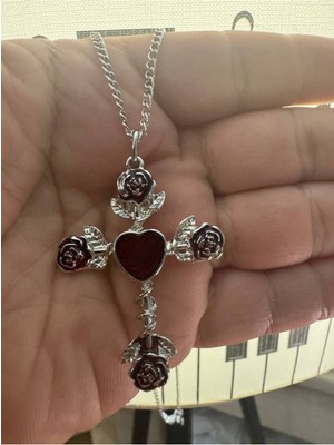 Kırmızı Güllü Gotik Haç Desen Unisex Kolye – Metal  Zincirli, Romantik ve Karanlık Estetik