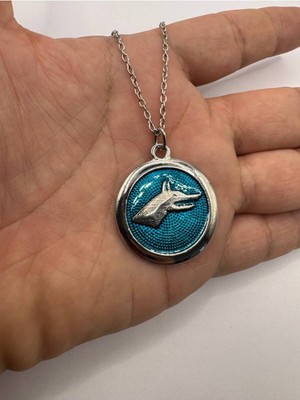 Mavi Zeminli Yuvarlak Bozkurt Logolu Kolye – Gümüş Renk Unisex Metal Takı