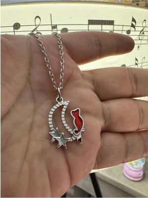 Ay Yıldız ve Kırmızı Kedi Desen Unisex Kolye – Zarafet, Anlam ve Sevimlilik Bir Arada