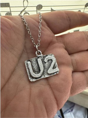 U2 Logolu Zincirli Unisex Kolye – Efsane Rock Grubunun Sembolü