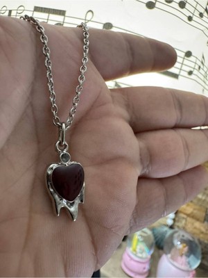 Scarlet Kalp Unisex Kolye – Tutkunun Işıltılı ve Gotik
