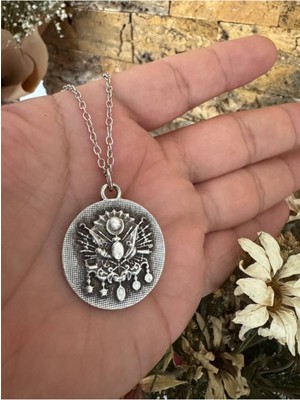 Osmanlı Tuğrası Desen Kolye – Gümüş Renk Zamak Metal Unisex Tarihî Takı
