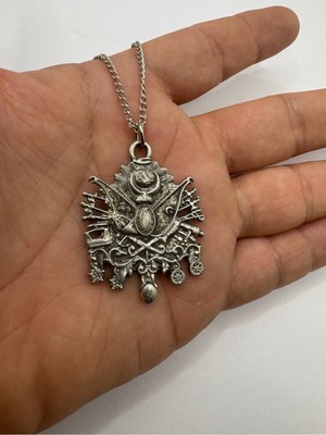 Osmanlı Tuğrası Desen Gümüş Renk Unisex Kolye – Tarihî ve Asil Tasarım