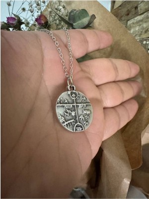 Had Safha Kam – Şaman Davulu Desen Kolye – Spiritüel Gümüş Renk Zamak Metal Unisex Takı