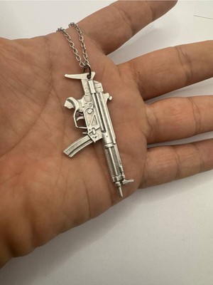 Kalaşnikov Ak-47 Desen Gümüş Renk Unisex Metal Kolye – Gücün ve Savaşçı Ruhun Temsili