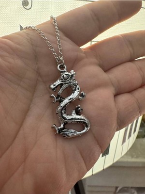 Çin Ejderhası Desen Unisex Kolye – Metal  Zincirli, Güç ve Bilgelik Sembolü
