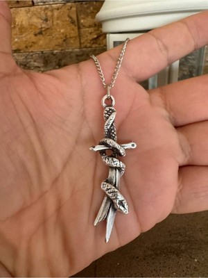 Savaşçı Kılıç Desen Unisex Kolye – Metal  Zincirli Güç ve Cesaret Temalı Tasarım