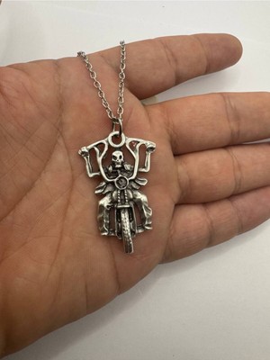 Ölüm Şövalyesi Motosiklet Desen Kolye – Gotik Tarz Gümüş Renk Unisex Takı