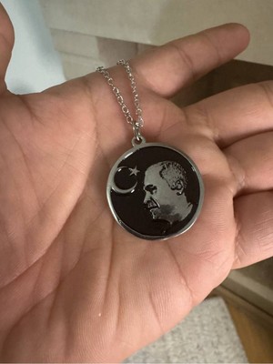Siyah Zeminli Recep Tayyip Erdoğan Portre Desen Unisex Kolye – Anlamlı ve Özel Tasarım
