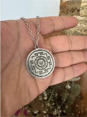 Kali Yantra Sembol Desen Kolye – Spiritüel Gümüş Renk Unisex Meditasyon Takısı