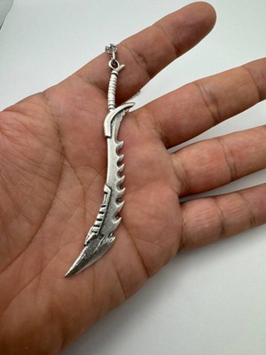 Tırtıklı Büyük Kılıç Desen Kolye – Metal  Zincirli Zamak Kaplama Unisex Gotik Aksesuar