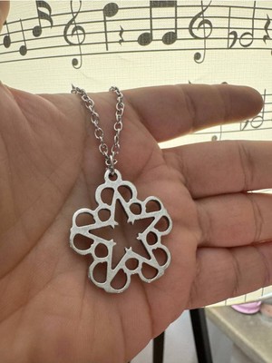Black Veil Brides Yıldız Desen Unisex Kolye – Gotik Rock Ruhunun Parlayan Sembolü