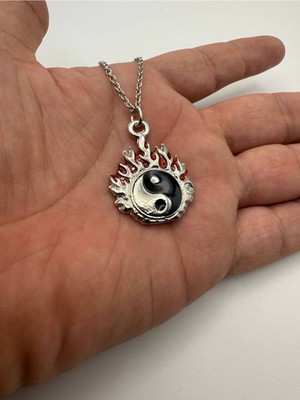 Kırmızı Alevli Ying Yang Sembolü Unisex Kolye – Metal  Zincirli, Zamak Metal Aşk ve Denge Temalı Takı