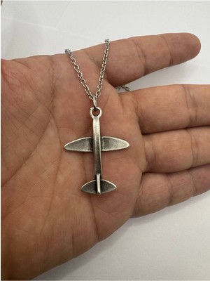 Minimal Uçak Desen Kolye – Gümüş Renk Zarif Havacılık Temalı Unisex Takı