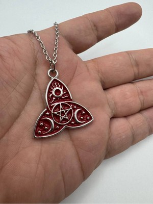 Triquetra ve Güneş-Ay-Yıldız-Pentagram Desen Kırmızı Kolye – Metal  Zincirli, Gotik & Unisex Takı