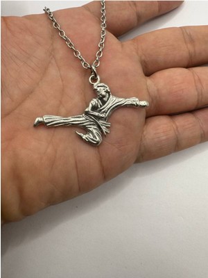 Karateci Desen Unisex Kolye – Metal  Zincirli, Savaş Sanatı ve Disiplin Temalı Tasarım