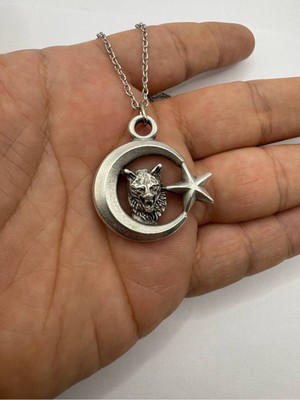 Ay Yıldız ve Bozkurt Desen Kolye – Gümüş Renk Türk Motifli Unisex Metal Takı