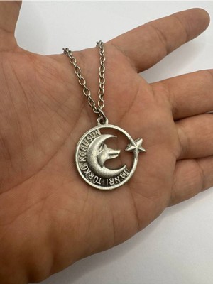 Göktürkçe “tanrı Bizi Korusun” Yazılı Ay Yıldız ve Bozkurt Desenli Gümüş Renk Unisex Kolye
