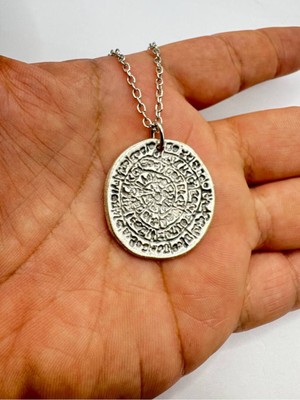 Phaistos Diski Desen Kolye – Antik Miken Yazıtlı Gümüş Renk Zamak Unisex Mitolojik Takı