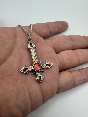 Kırmızı Nokta Detaylı Haç Desen Unisex Kolye – Metal  Zincirli, Metal Gotik ve Minimal Takı