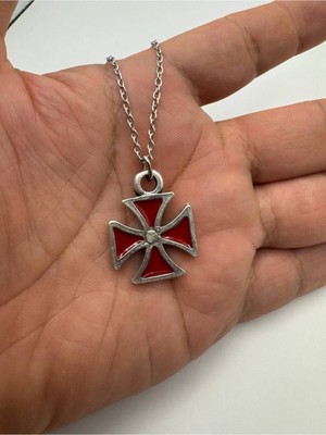 Kırmızı Kare Haç Desen Kolye – Metal  Zincirli, Gotik & Unisex Takı