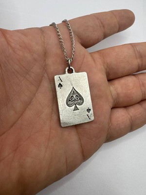 Maça Ası Desen Gümüş Renk Poker Kartı Kolye – Şans ve Gücü Temsil Eden Unisex Takı