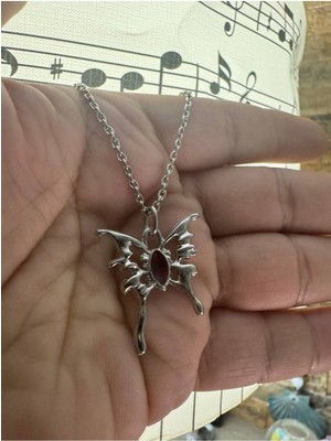 Kırmızı Mineli Kelebek Gotik Unisex Kolye – Metal  Zincirli, Asi ve Zarif Tasarım