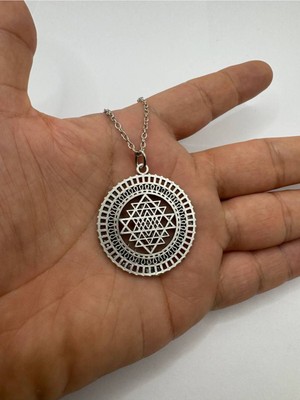 Sri Yantra Sembolü Unisex Kolye – Metal  Zincirli, Spiritüel Tasarım