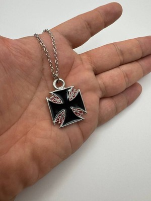 Siyah Kare Detaylı Haç Desen Unisex Kolye – Metal  Zincirli, Gotik & Vintage Metal Takı