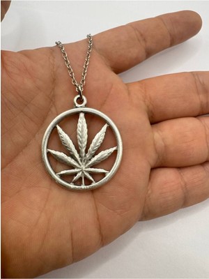 Marijuana Yaprak Desen Gümüş Renk Unisex Kolye – Asi ve Özgür Ruhun Simgesi