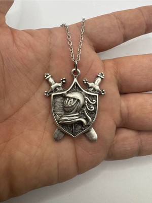 Şövalye Kılıcı ve Arma Desen Kolye – Gümüş Renk Gotik Tarz Unisex Zincirli Takı