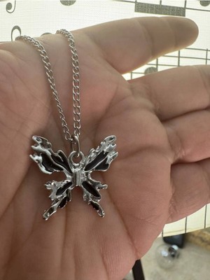 Gothic Kelebek Desen Unisex Kolye – Metal  Zincirli, Karanlık Zarafet ve Özgürlüğün Sembolü