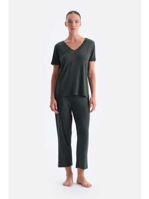 V Yaka Dantel Detaylı Tişört Pantolon Takım