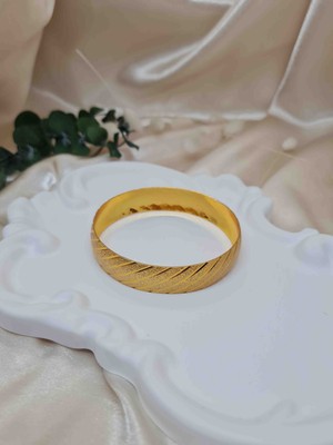 Altın Renk Desenli Kadın Bilezik – Geniş Model Şık Bilezik