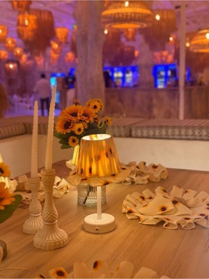 Ayçiçeği Pileli Fırfır Detaylı Sunflower Kablosuz Şarjlı Masa Lambası – Alt Uzun Beyaz
