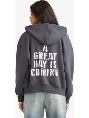 DeFacto Oversize Geniş Kalıp Kapüşonlu Sırt Baskılı Fermuarlı Sweatshirt F8915AX25AU