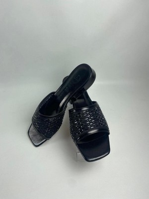 Ortu Siyah Cilt Işlemeli Terlik