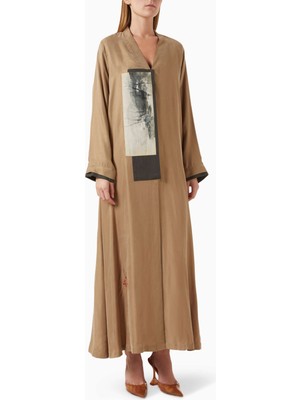 Işlemeli Ipek Abaya Modern ve Geleneksel Estetiği Bir Arada Sunuyor