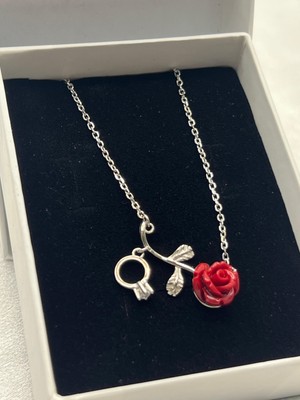 Kırmızı Gül ve Tektaş Yüzük Kadın Kolyesi 925 Ayar Gümüş Rodyumlu
