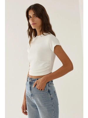 Hiccup Kadın Büzgü Detaylı Crop Top Tozlu Beyaz